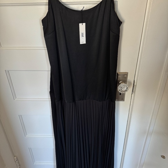 Banana Republic - Pleated Drop-Waist Maxi Dress - Picture 3 of 4